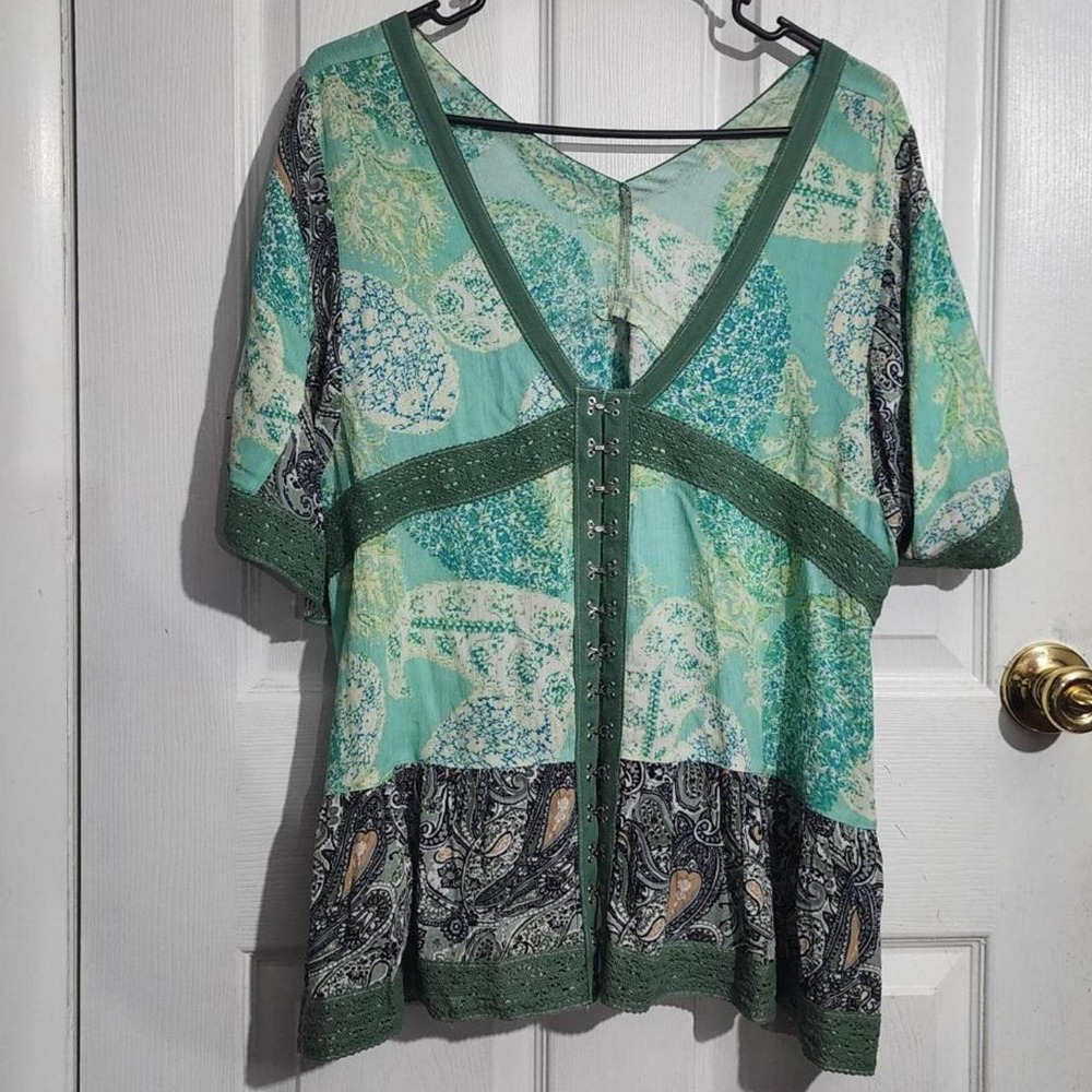 Green Flowy Paisley Short Sleeve Top